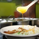 Đôi Bàn Tay Nghệ Nhân Tạo Nên Tô Bún Thịt Nướng Hùng 7 – Vị Ngon Từ Tâm Hồn